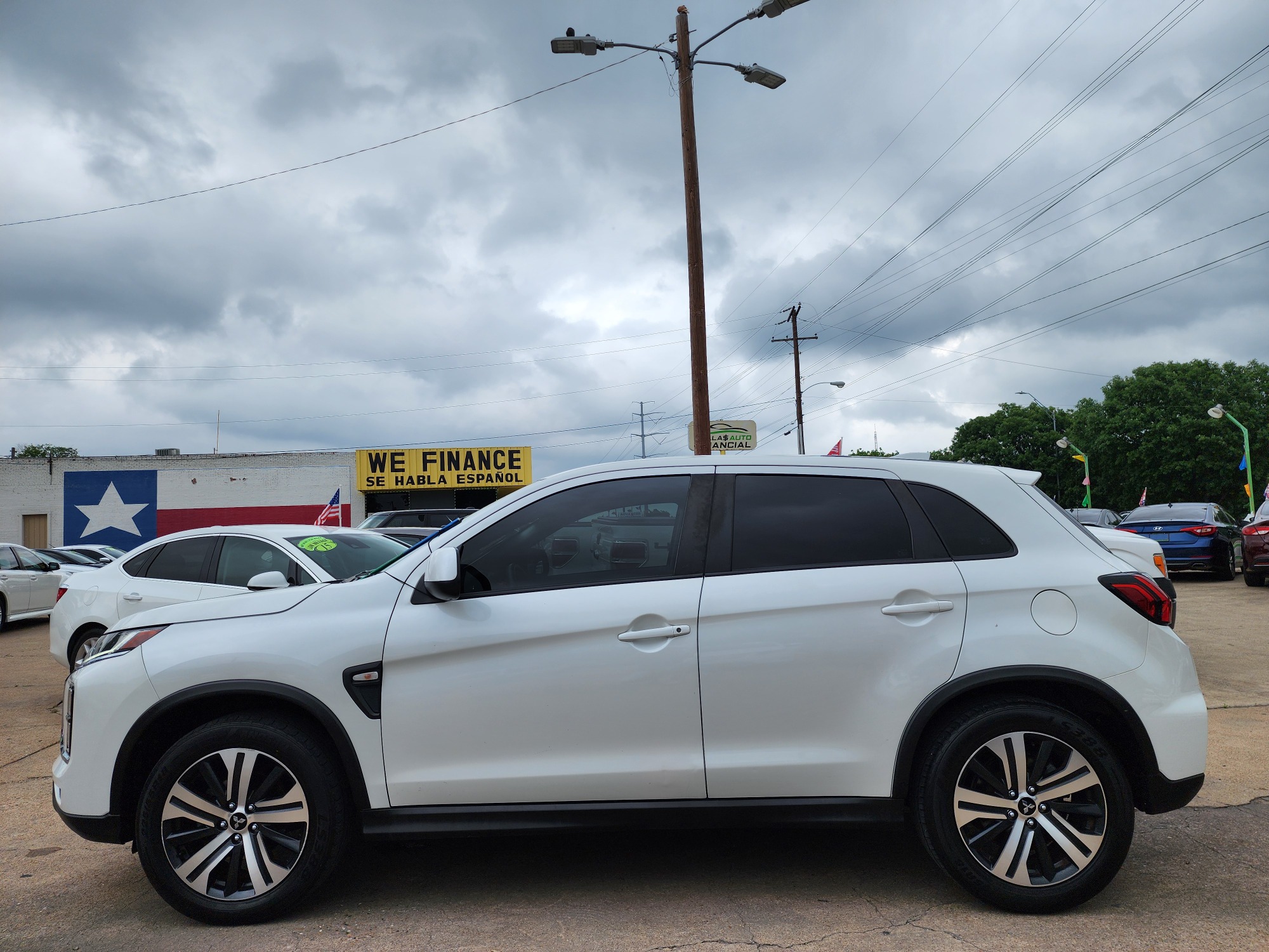 2020 DIAMOND WHITE Mitsubishi Outlander Sport SPORT (JA4AP3AU4LU) with an 2.0L L4 DOHC 16V engine, CVT transmission, located at 2660 S.Garland Avenue, Garland, TX, 75041, (469) 298-3118, 32.885551, -96.655602 - Welcome to DallasAutos4Less, one of the Premier BUY HERE PAY HERE Dealers in the North Dallas Area. We specialize in financing to people with NO CREDIT or BAD CREDIT. We need proof of income, proof of residence, and a ID. Come buy your new car from us today!! This is a Very clean 2020 MITSUBISHI - Photo #6